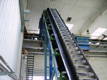 Cleat conveyor belt